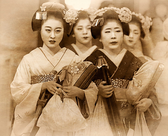 Judy Johnston-Geisha Arriving at Teahouse